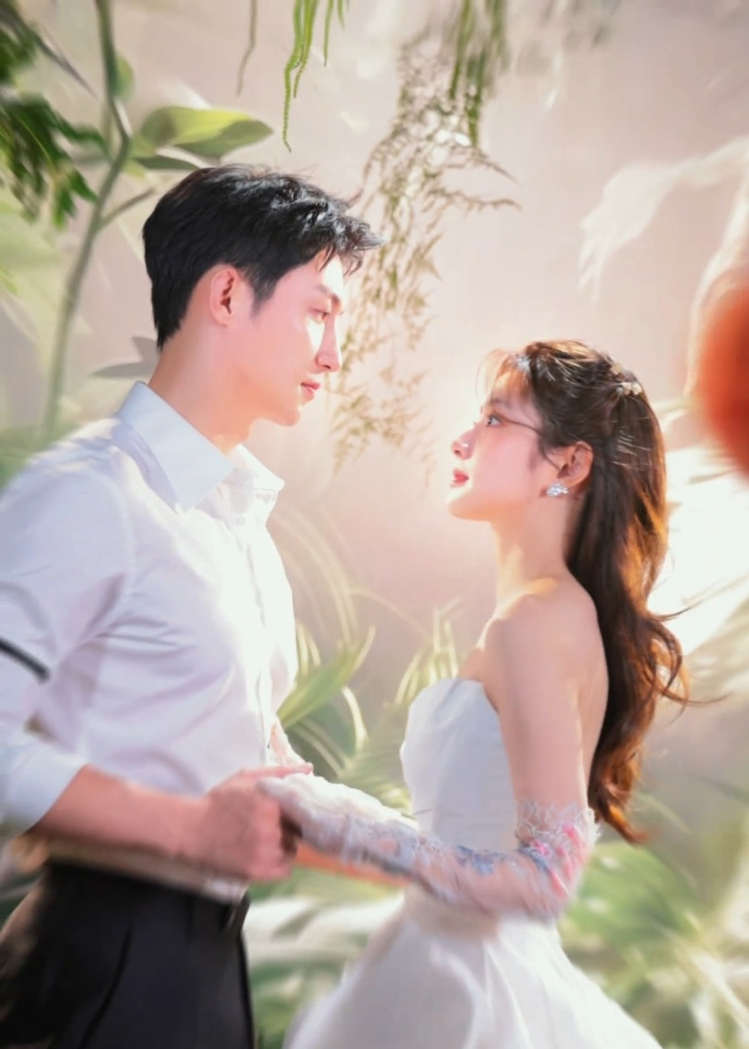 想要厉泽川这套白衬衫黑西裤造型的单人侧拍和定妆照！！！第一次看到他戴袖箍和这么合