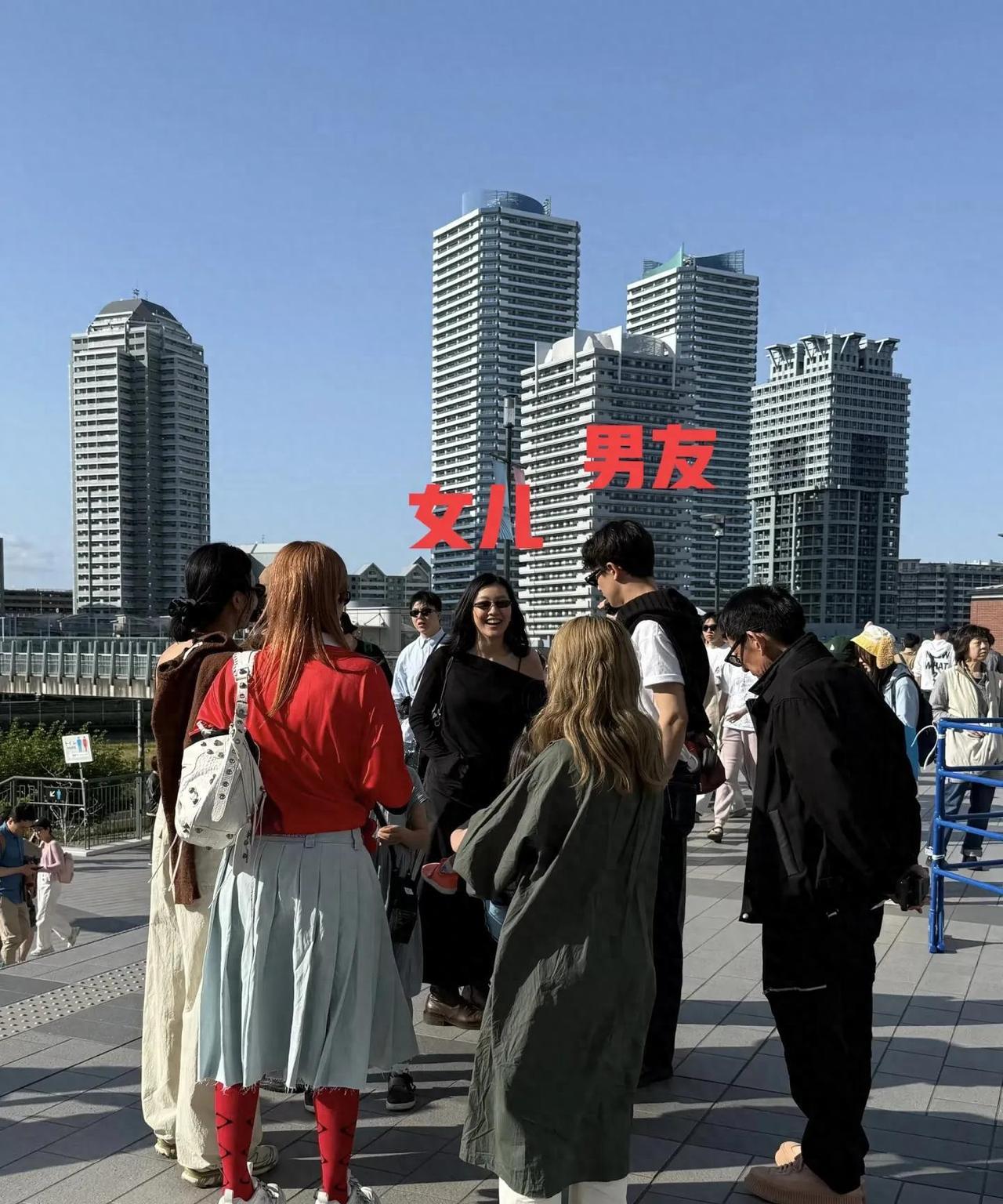 51岁徐濠萦日本商场“潮”遇，女儿携混血模特男友同框超吸睛近日，陈奕迅在日本热