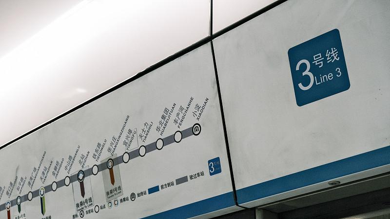 最近翻到住建部的最新数据，国内已经有53个城市开通地铁了，不少常住人口刚破百万的