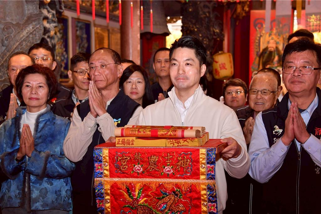 郑丽文除夕剧烈抖动蒋万安侯友宜妙回国民党主席郑丽文除夕夜参加法鼓山撞钟仪