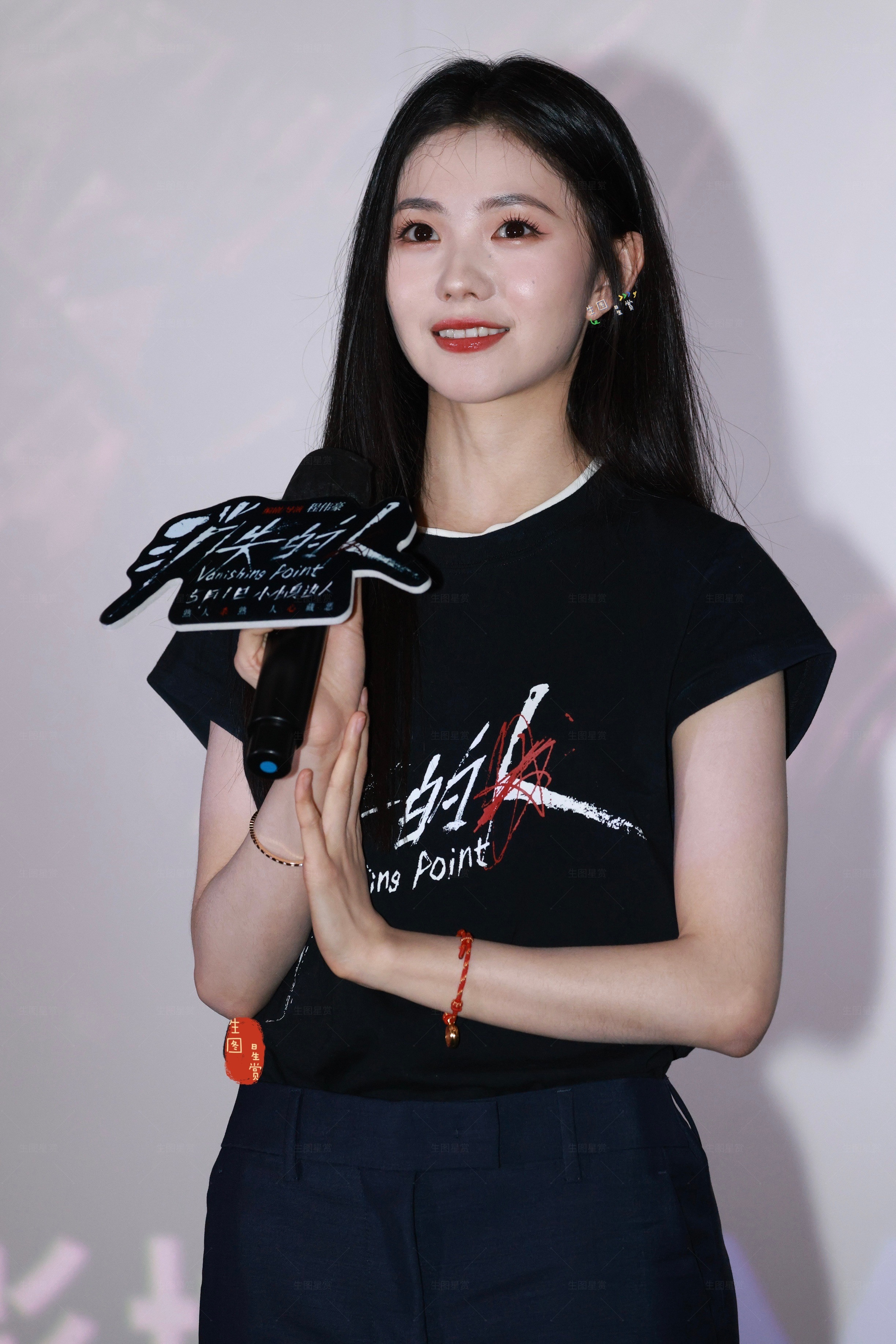 黑长直刘浩存美美现身广州今日电影消失的人广州路演生图掉落刘浩存主动问粉丝名字刘