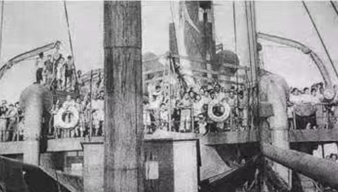 1946年11月，最后一艘遣返日本人的轮船开船前，负责遣返的李修业将军登上