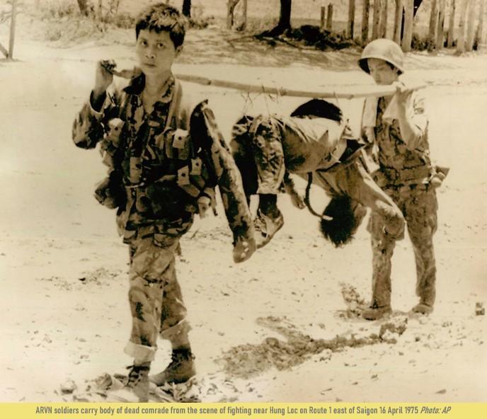 一张美联社于1975年4月16日拍摄的照片，照片显示两名年轻的南越士
