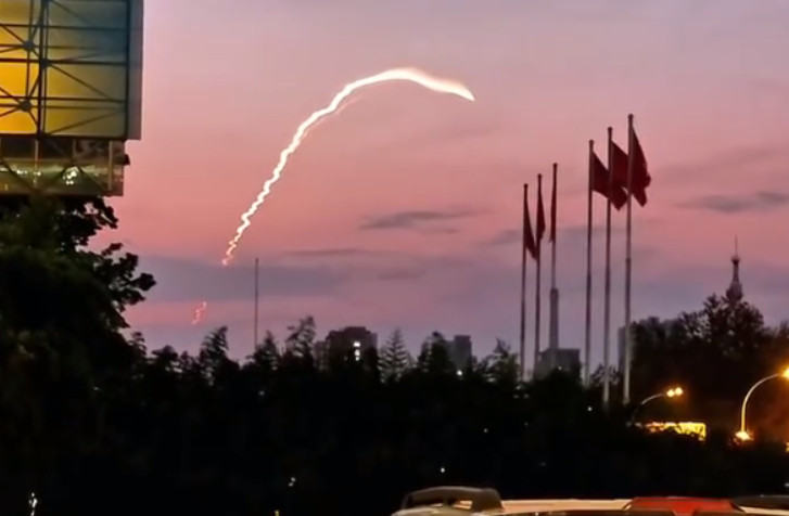 华北上空出现轨迹云，中方新武器层出不穷，五角大楼下了一道紧急命令！9月29日傍晚