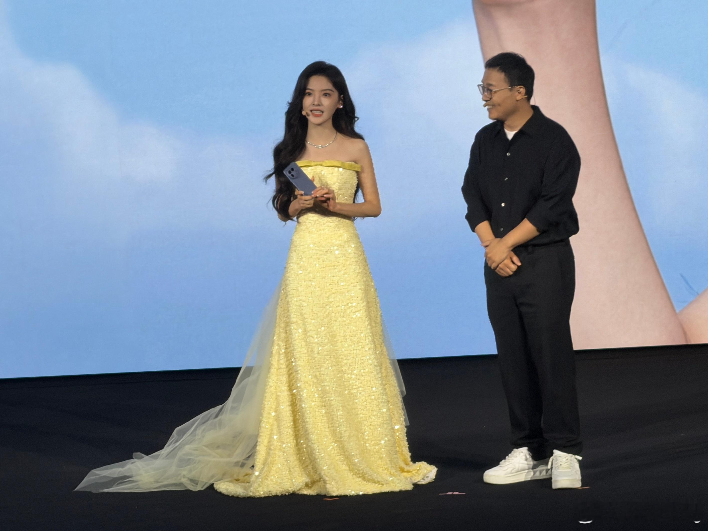 真我GT8系列代言人章若楠来到现场，是你们的女神吗？​​​