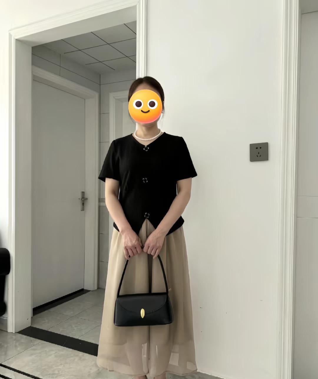 老妈娘家侄子结婚，她买了几套衣服，但不知道穿哪一套，大家帮忙看看哪一套更好看呢？