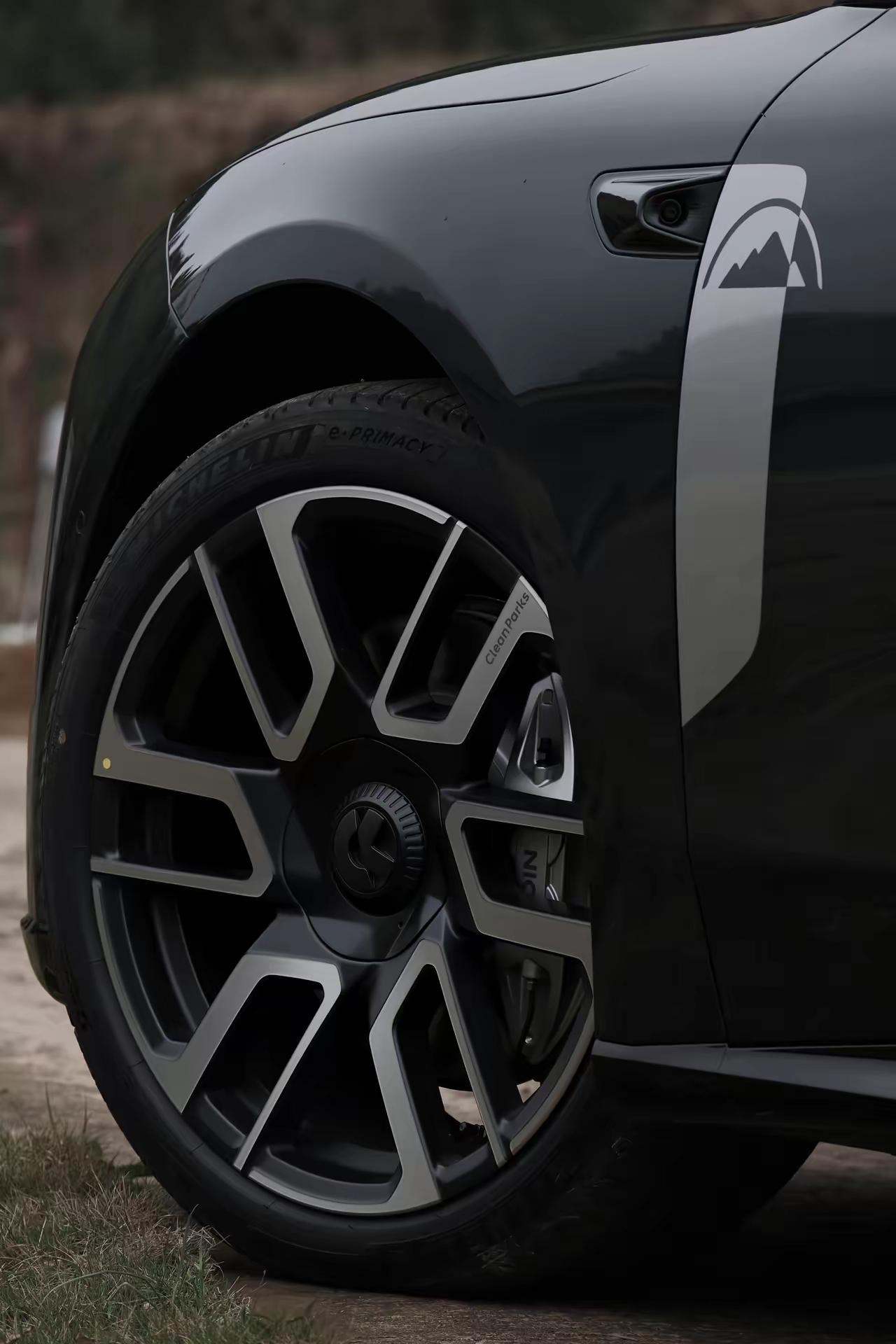 审美问题和如何提升，余承东同志带团队去探访蔚来吧。沉浸式驻场一周。​为表成果