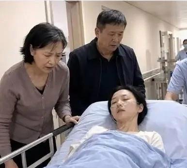 江西一名24岁女子因并发症不幸离世。女友病重时，尚未领证的未婚夫李某，不顾经济压