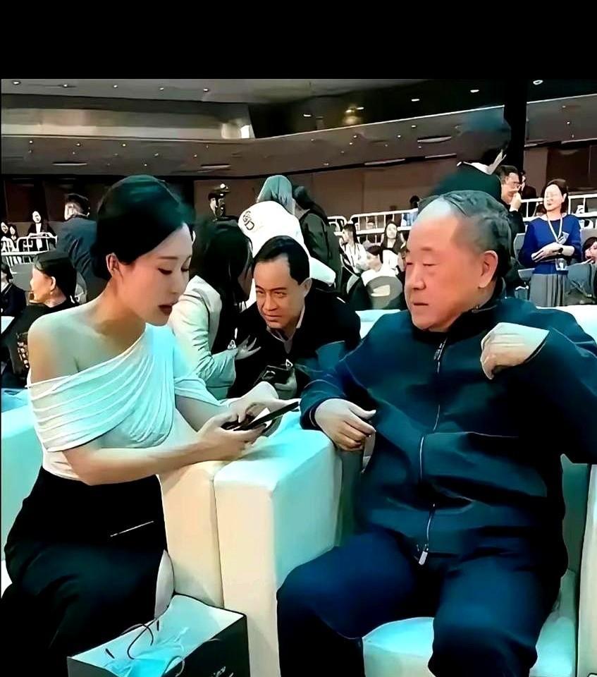 花300万学叠餐巾的贵妇班，创始人忘了教自己怎么穿衣服。承礼学院，入门费99万