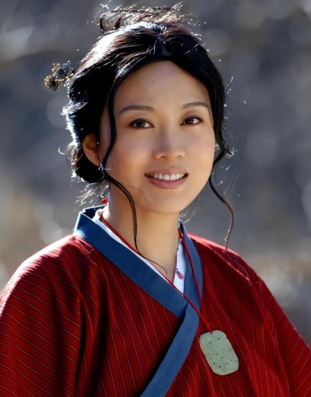 2007年一天，闫妮去买房，售楼小姐看她衣着普通，就随便一指：“这套不错，400
