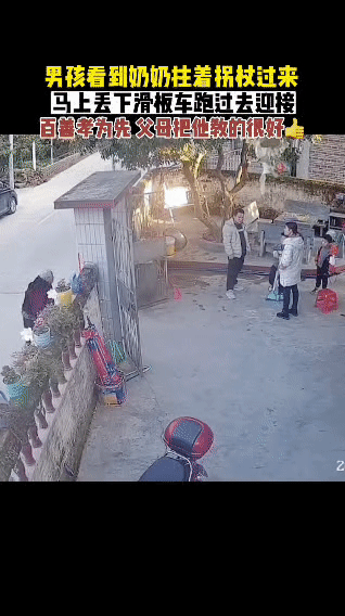 刷到这个视频的时候，心里像被轻轻捂热了一块，都说百善孝为先，孩子的教养就是父母最