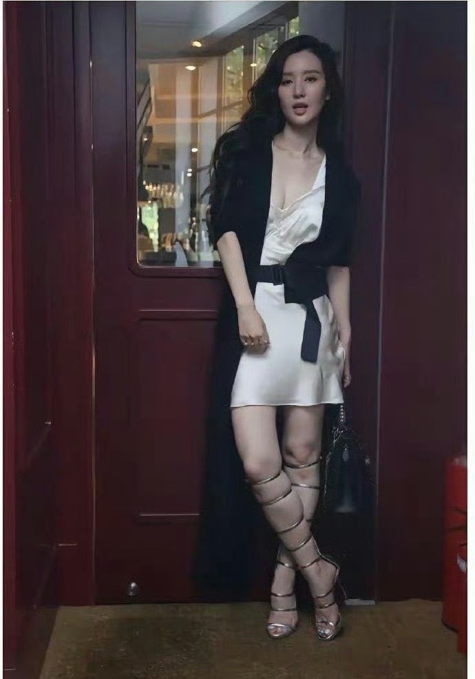 张萌这肉肉的身材竟然敢这样穿[赞]​​​