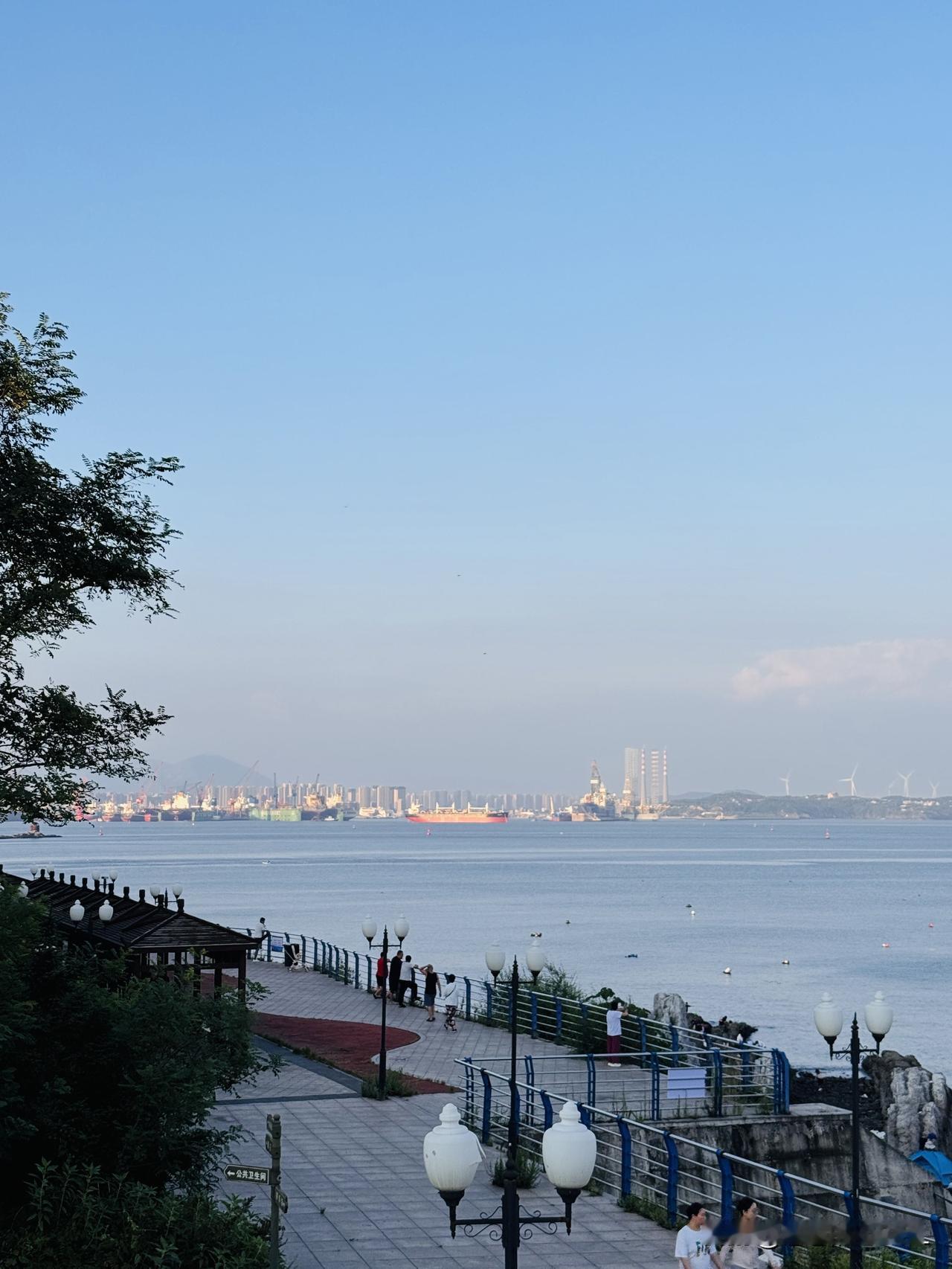 喜欢，我出生在辽宁省抚顺市，没来大连之前，没见过蓝色的大海。我是千禧年之后