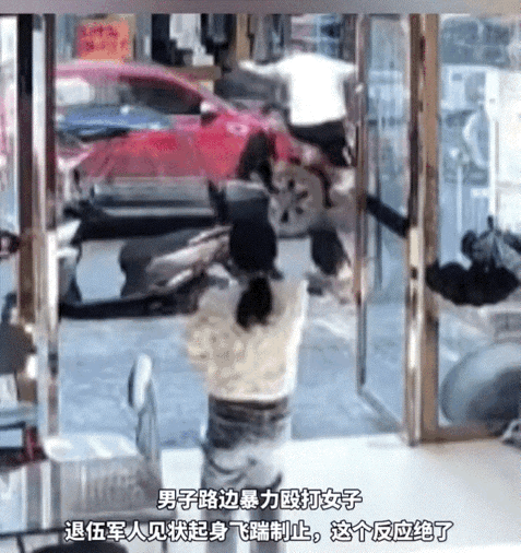 福建，一男子不知何故在路边暴力殴打一名女子，而柔软的女子被打倒在地后孤立无援的哭
