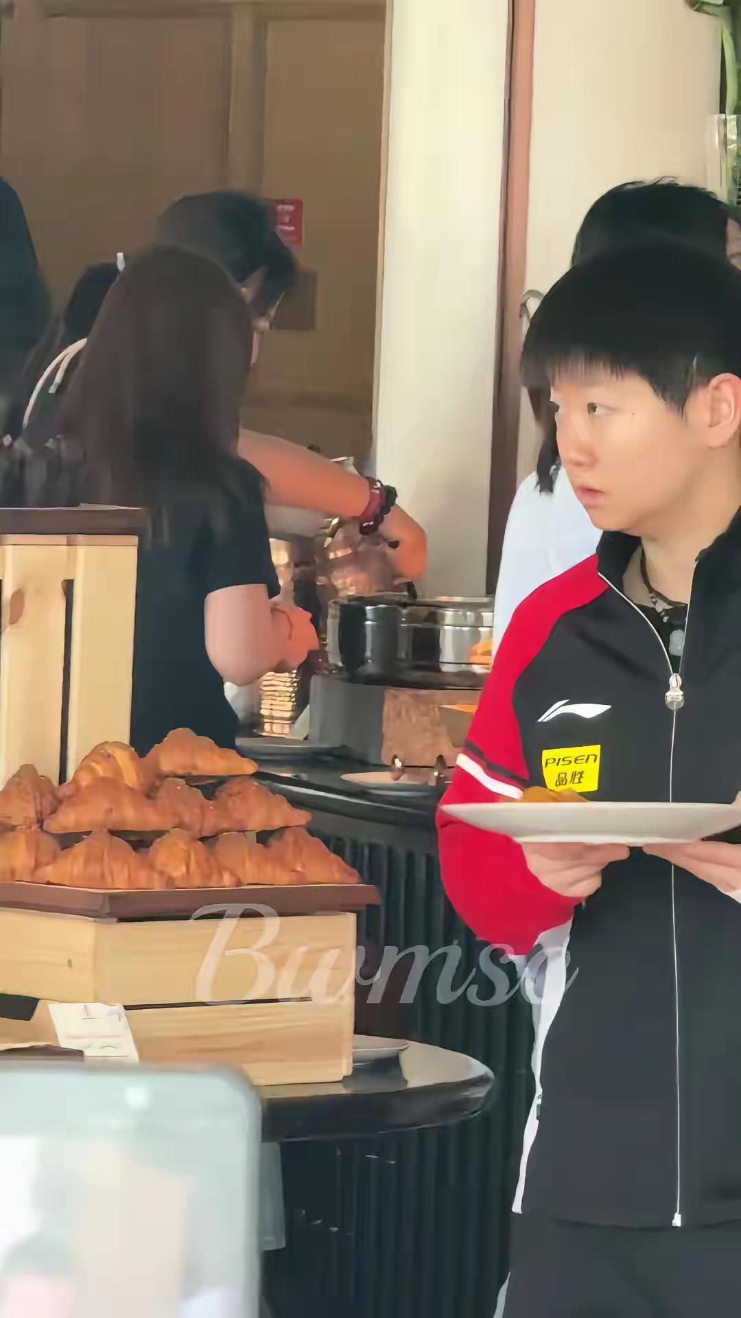 早起的猫猫有饭吃，今天也要吃饱饱，今天有硬仗要打，多吃点才有力气抡拍💪💪