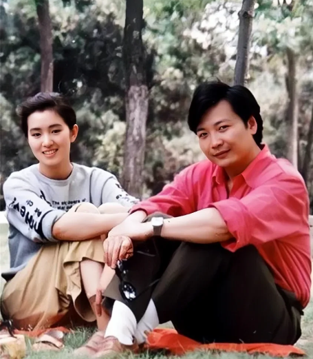 1982年，巩俐在印刷厂当工人时和她的初恋男友尹大为，留下的美好瞬间。巩俐当时1