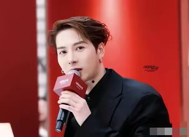 王嘉尔太刚了！2月19日，阿玛尼发文祝福中国新年快乐，用的却是“LunarN