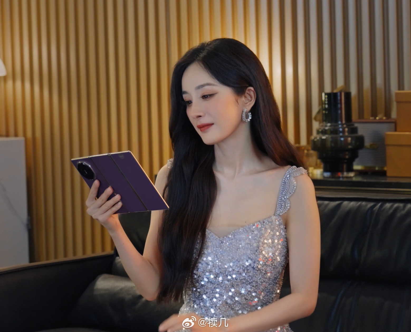 杨幂发型基础美貌就不基础不是发型有多特别，是杨幂把「基础款」戴出了专属气场——