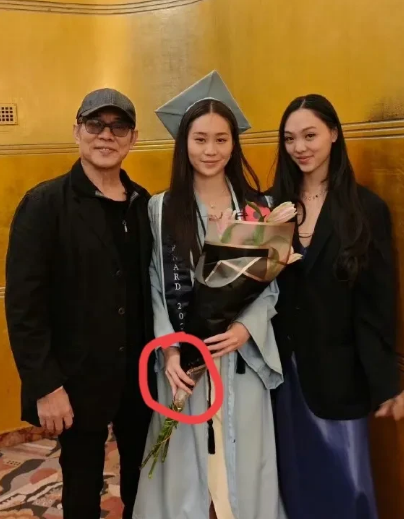 李连杰晒小女儿毕业证，有件事注定要遗憾终生了，他挣再多的钱，62岁的他也难绵延