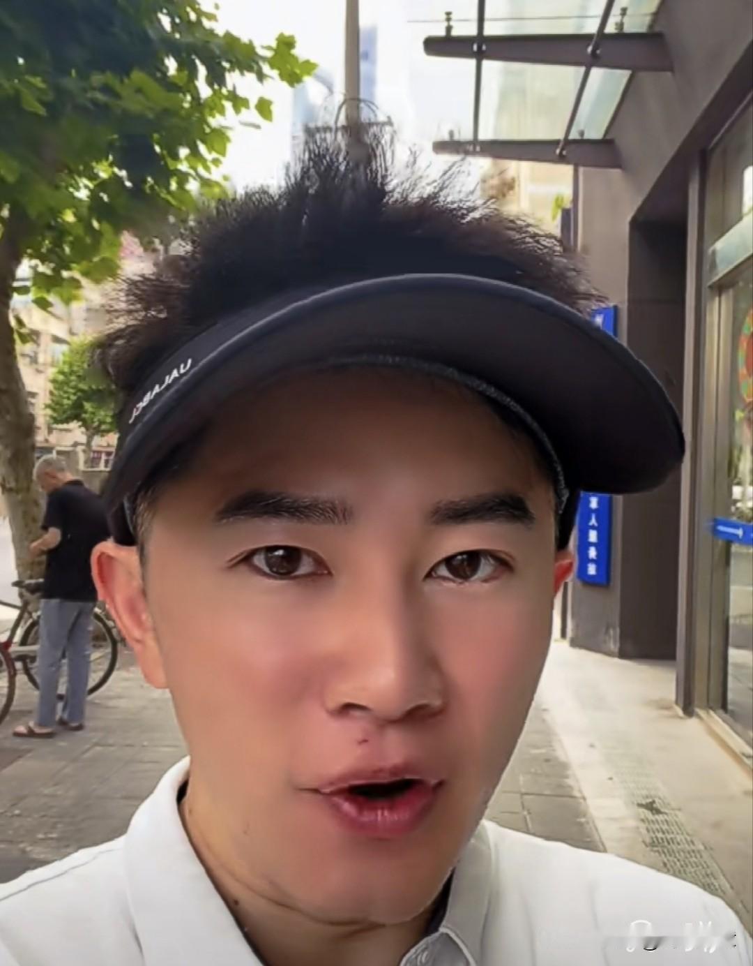 上海一男主持人为何领取失业金？近日，一位网民为“斌斌真有礼”的博主发视频称，自