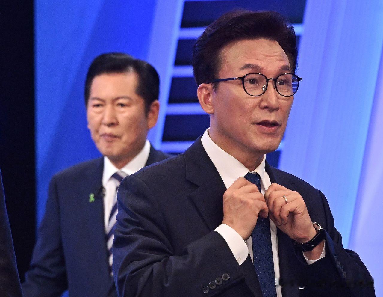 韩国共同民主党党首选举，宋永吉、郑清来、金民锡三位候选人的选战逐渐变味，互相挖掘