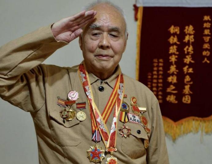 1952年，一名志愿军战士在打仗的时候突然开始脱裤子，对着炮管就撒了一泡热尿。