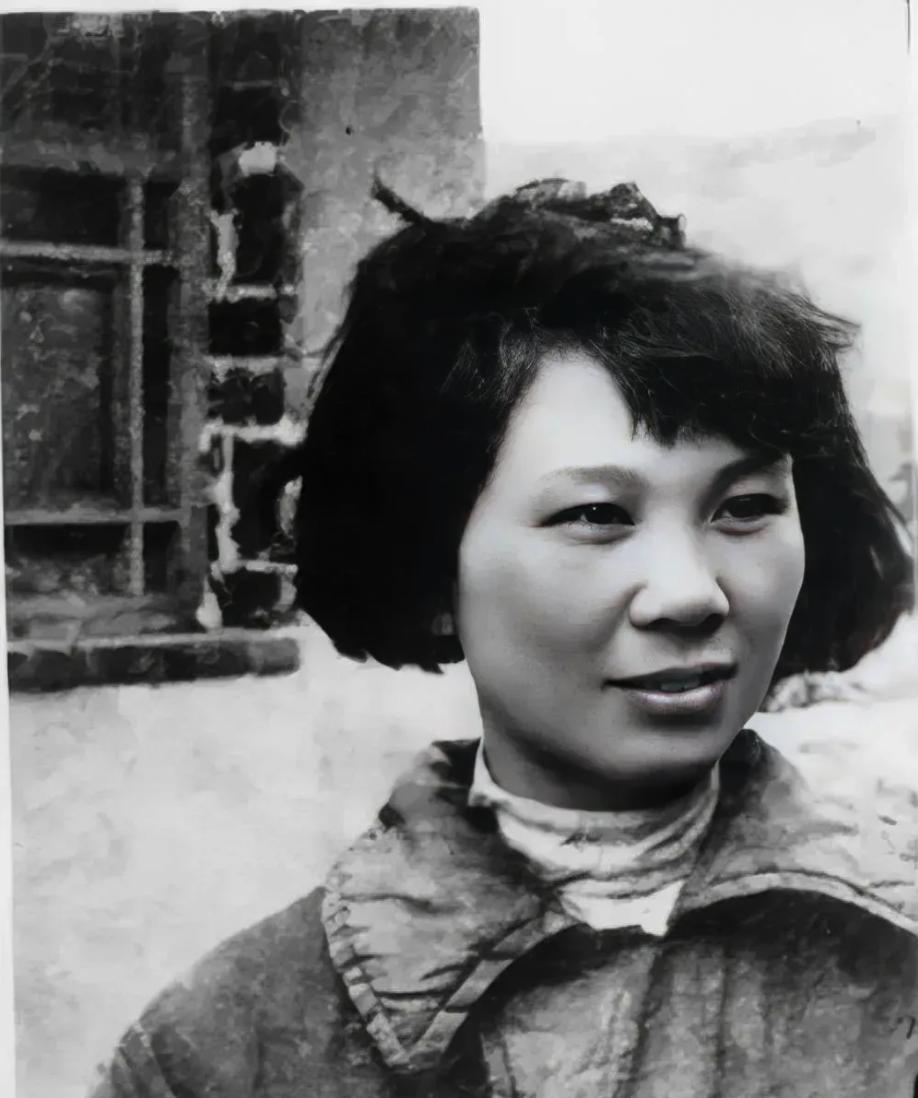 1948年，杨汉秀被捕，被关进了渣滓洞，但特务却不敢为难她，还对她好生招待，狱中