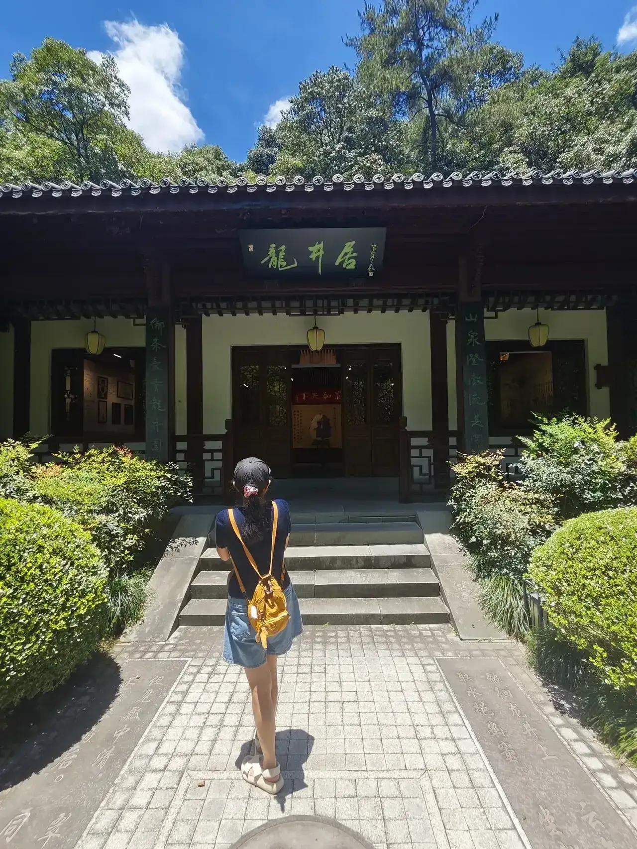 杭州龙井村风景优美空气清新，曾经是乾隆皇帝最喜欢喝茶赏风景的地方。空气清新的