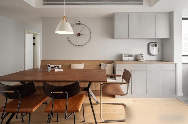 看完这家118㎡的改造我直接拍大腿！原本住5口挤得过道都难走，现在居然能放下卡座