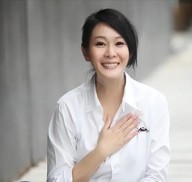 当年刘若英和比自己小了10岁的富商钟小江结婚,谁知结婚当晚,刘若英提出了任何男人