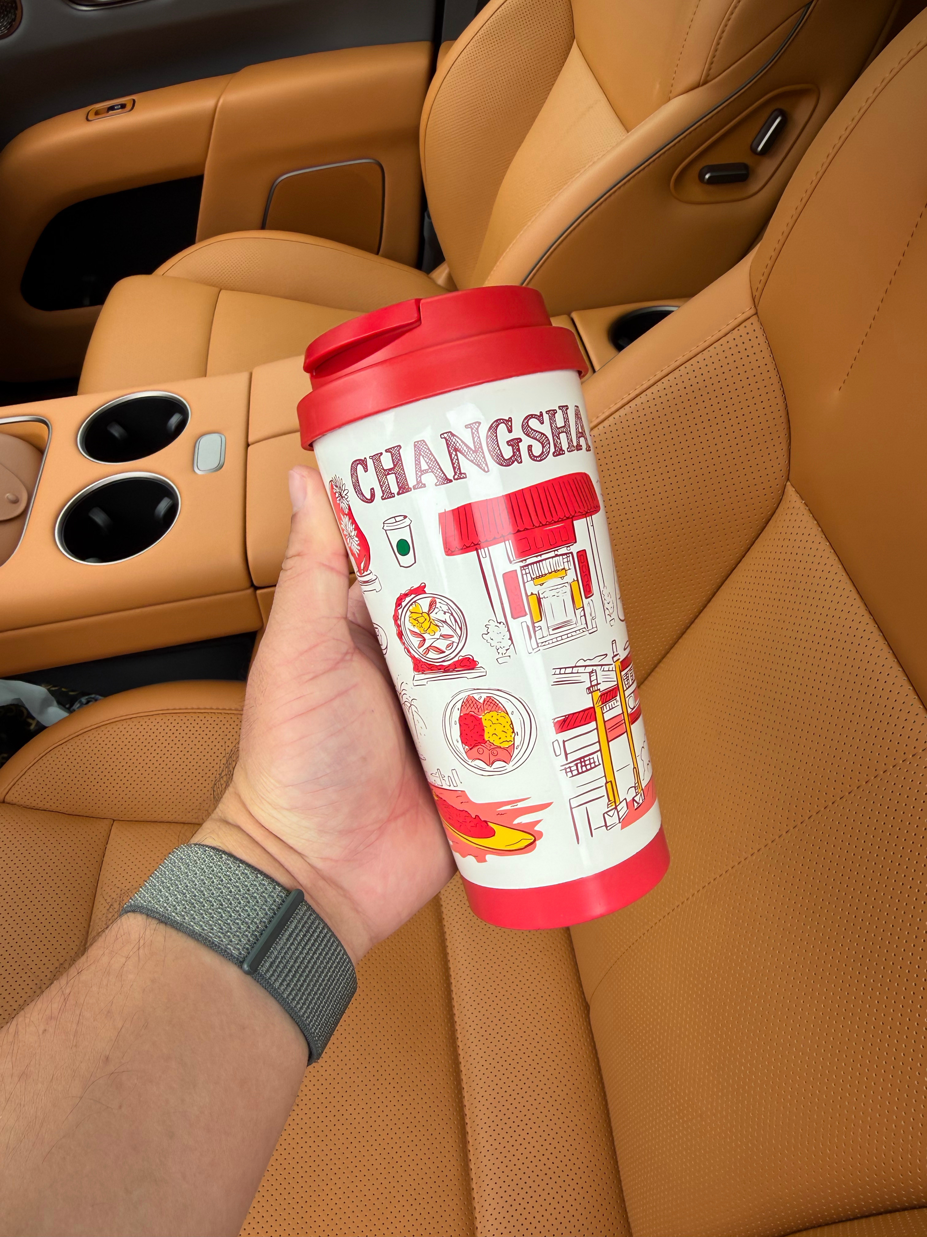 大哥落了个杯子在我车里，星巴克的，说让我寄过去给他！我寻思不对啊，咋这博主喝完星