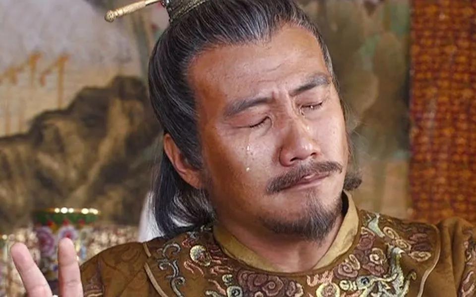 洪武年间的南京宫里，有个场面让在场的官员们都不太敢抬头。 御桌旁坐着一个穿五
