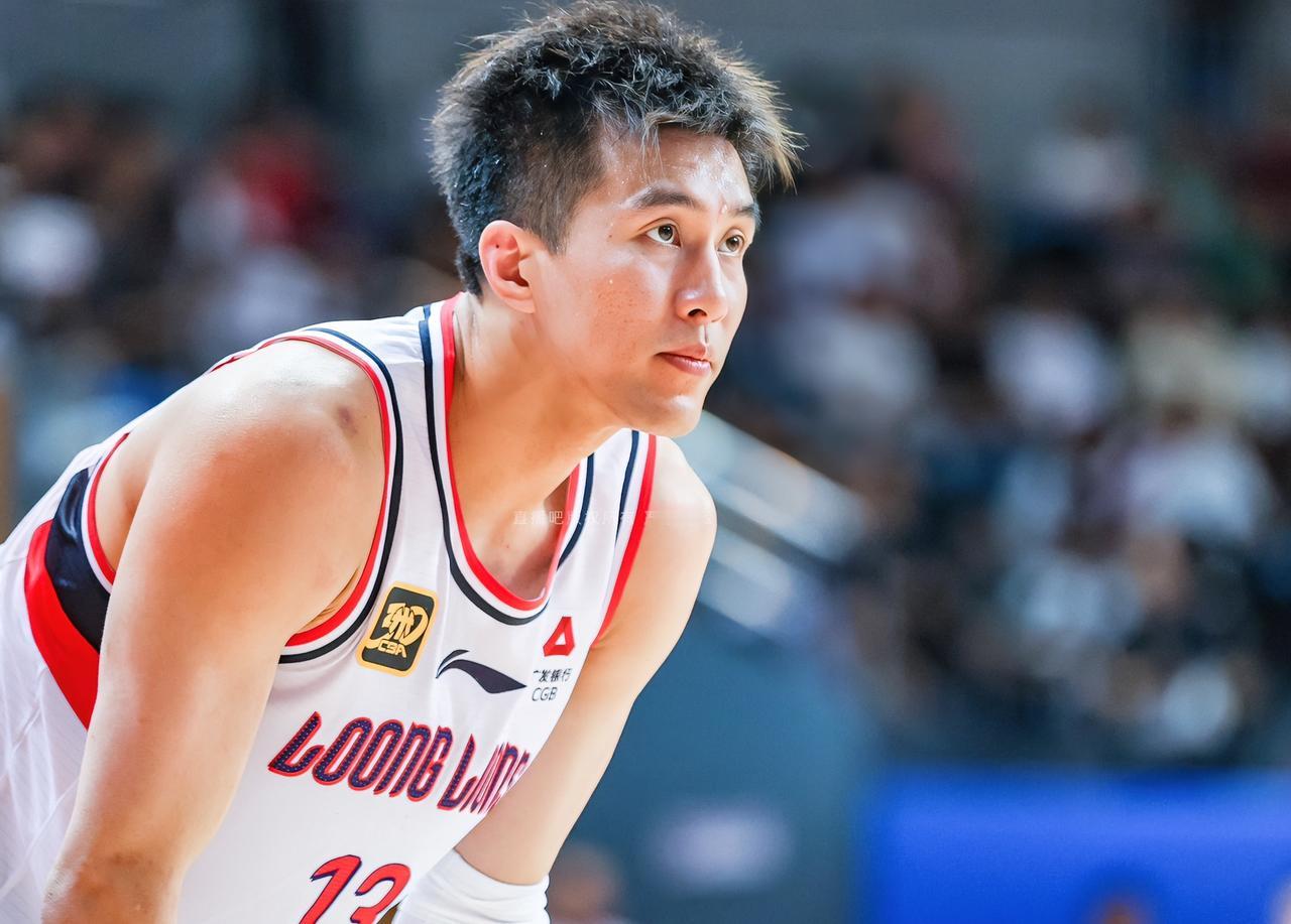 陈国豪：伦哥，还得是你啊！想打就打，不想打就不打？？？郭艾伦：偶尔轮休一下不是