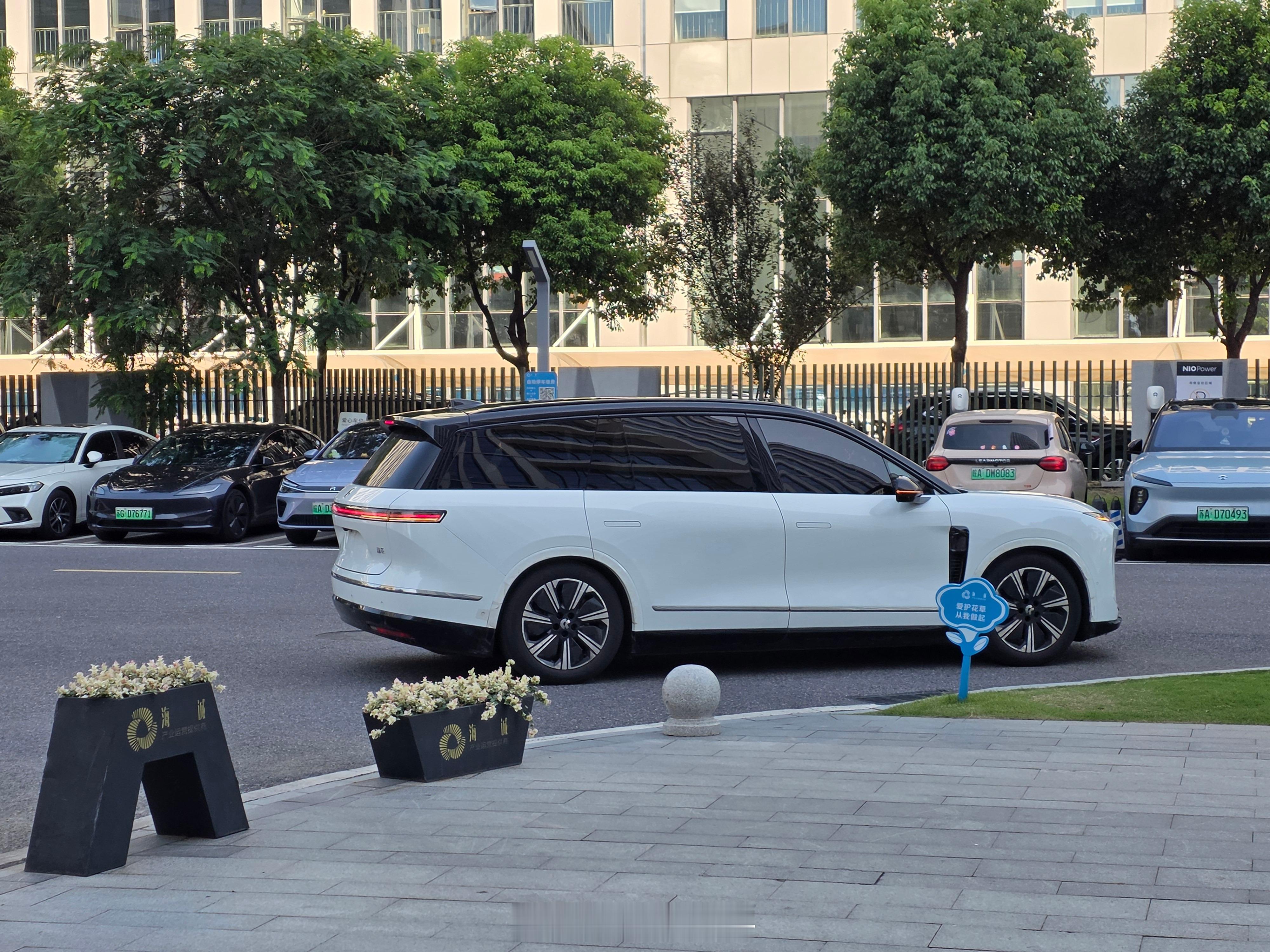 es8这个侧面姿态看起来有点心宽体胖感觉太淡定太稳了，不慌不乱[捂眼睛]蔚来es8蔚