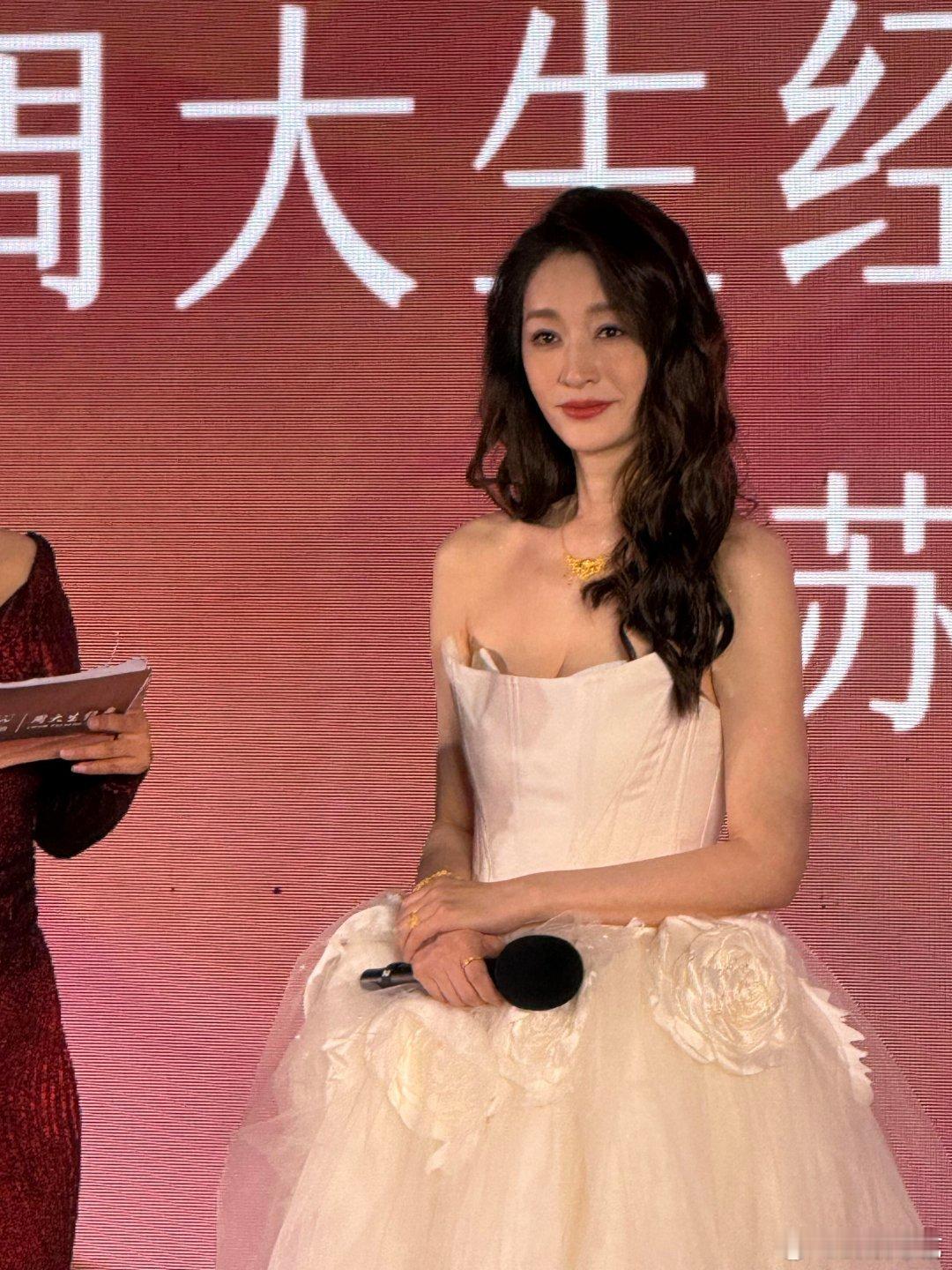 李小冉你是真火了如今的李小冉，人气真的一路狂飙啦🔥