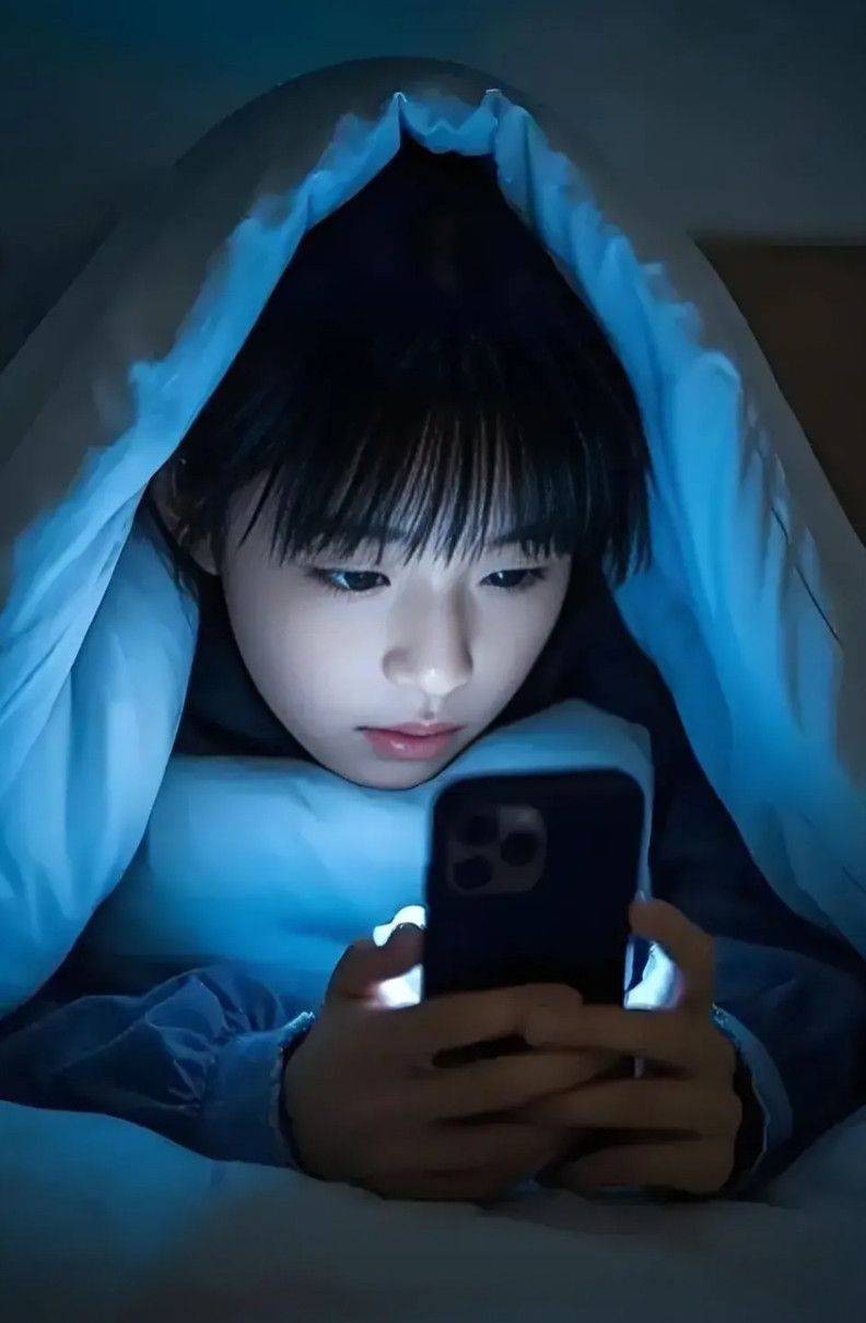 爸妈们，你们都给中考完的那些孩子买手机了吗，过来人的经验告诉你，能不买，千万别买