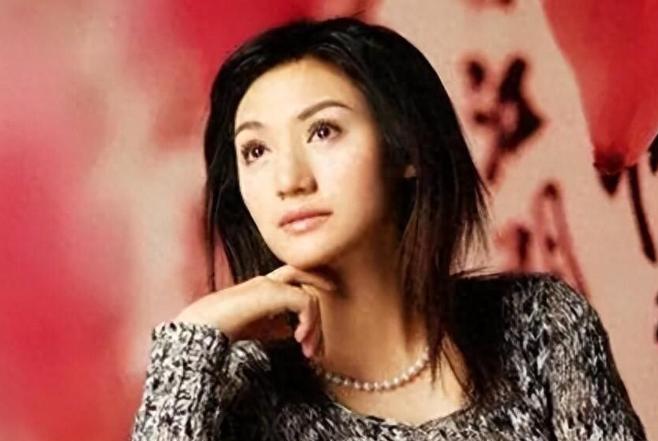 湖南卫视主持人梁艺瘫痪22年，她征婚只提一个条件：“能推轮椅就行”。可就是这个看