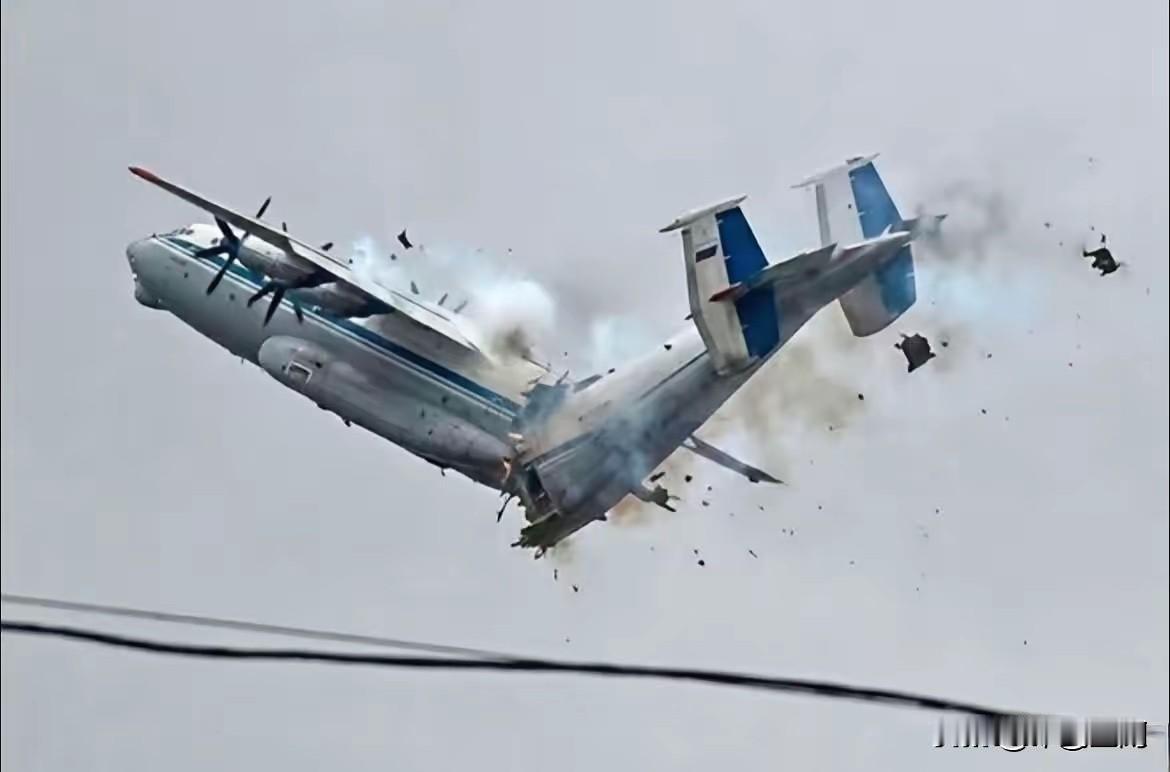 世界唯一最大螺旋浆运输机坠毁，一个帝国的衰落。12月9日，俄罗斯一架安-22运