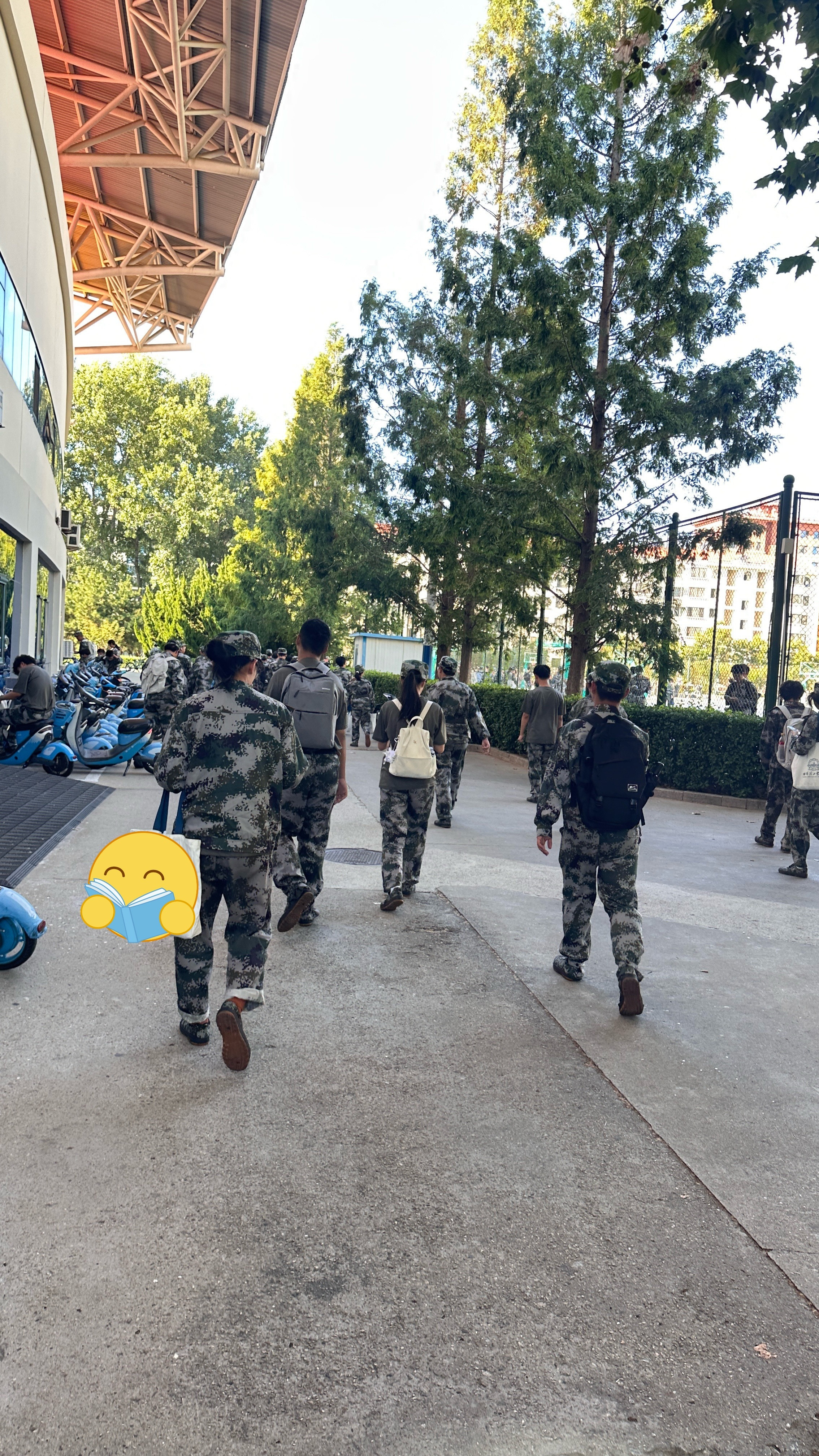 去吃早饭的路上，迎着一群又一群去操场军训的大一新生。我突然就对自己的工作有一种无