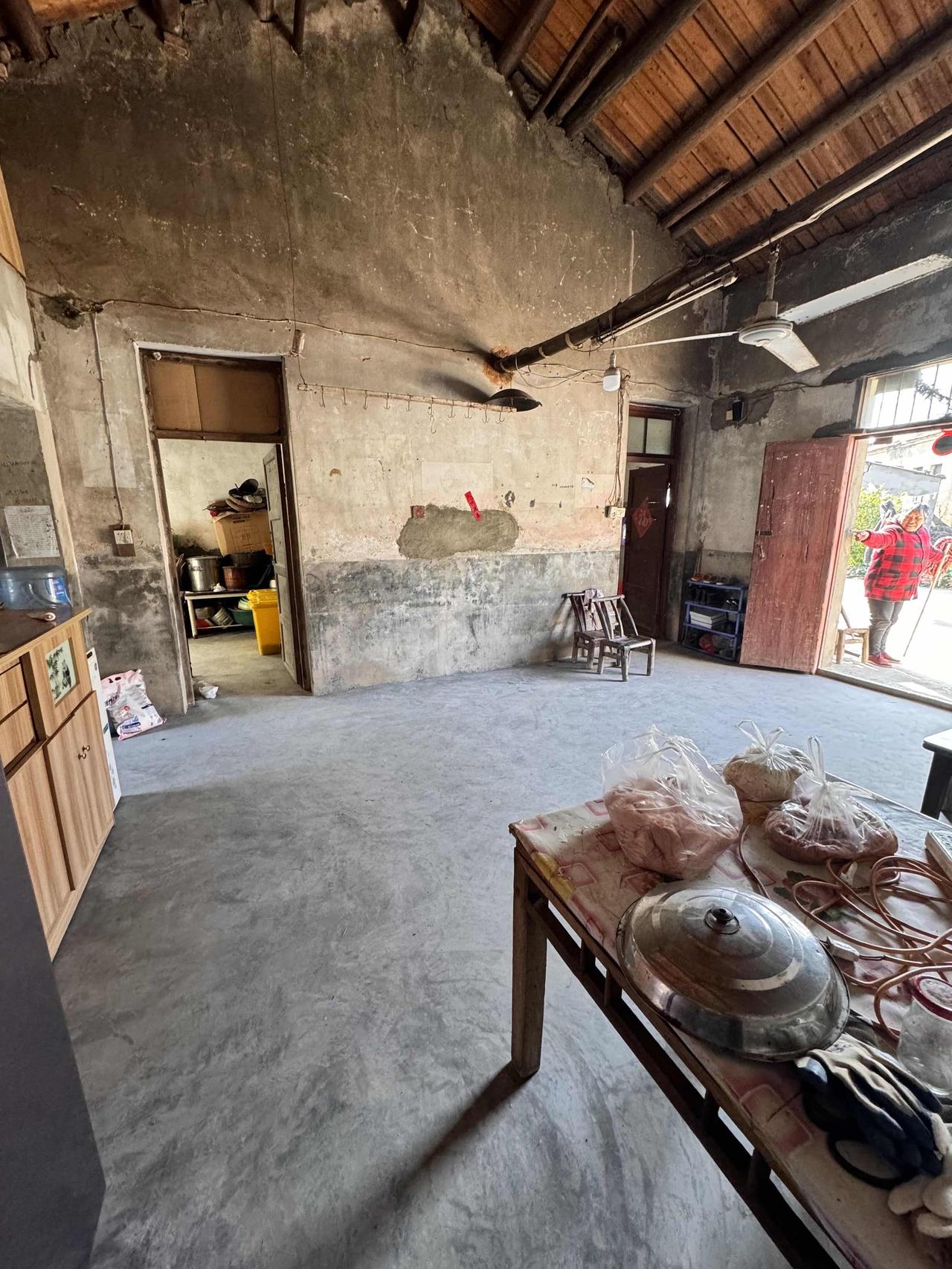 没错，我就是被亲戚笑称，大冤种的那个人，花1万买了座荒草丛生的破院，可我一眼就爱