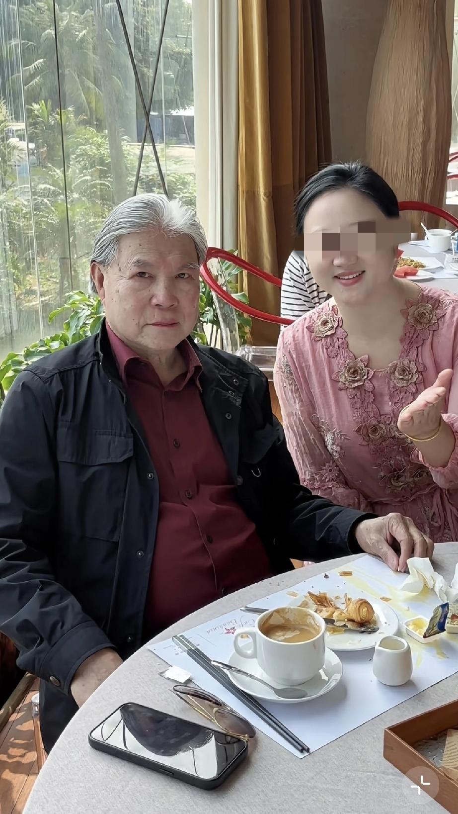 霍震霆在广州与美女聚餐，不戴眼镜好老了，眉毛也白了！3月22日，霍震霆现身广