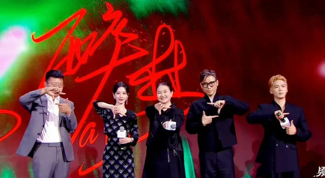 李乃文老婆挺漂亮的啊，网上po的照片也不知真假[笑着哭]这么关注别人私事干嘛呢，还