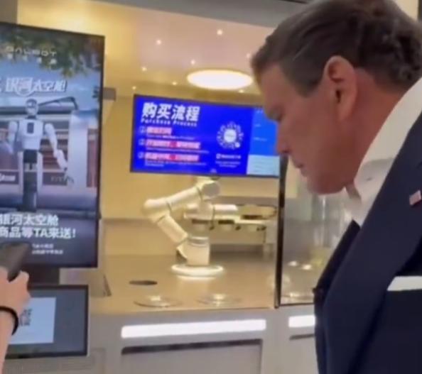 福克斯主播品尝中国机器人咖啡，美国网友集体破防：我们被骗了三十年！5月13日