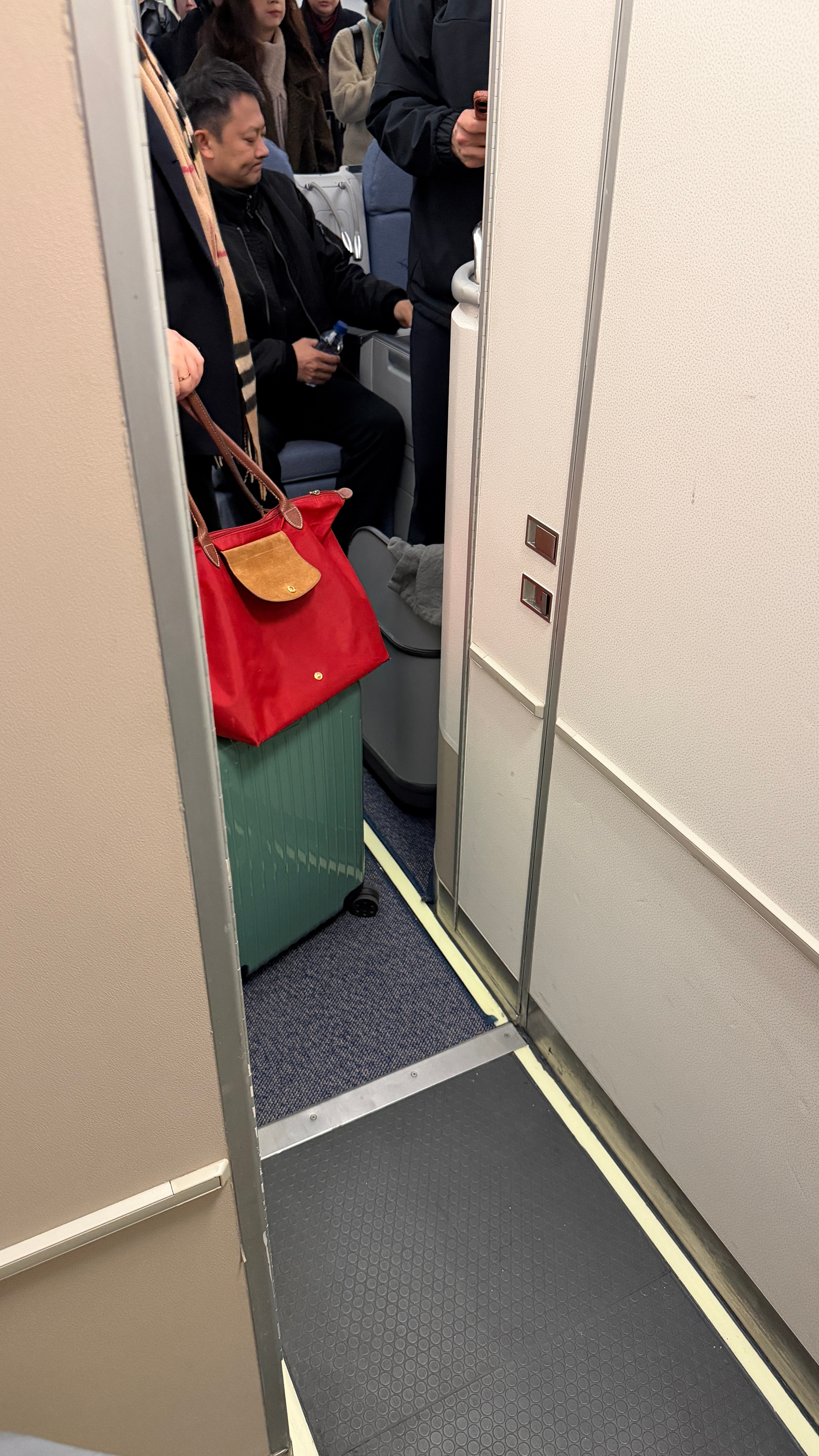 下飞机的一瞬间，看见印小天了？我没看错吧？