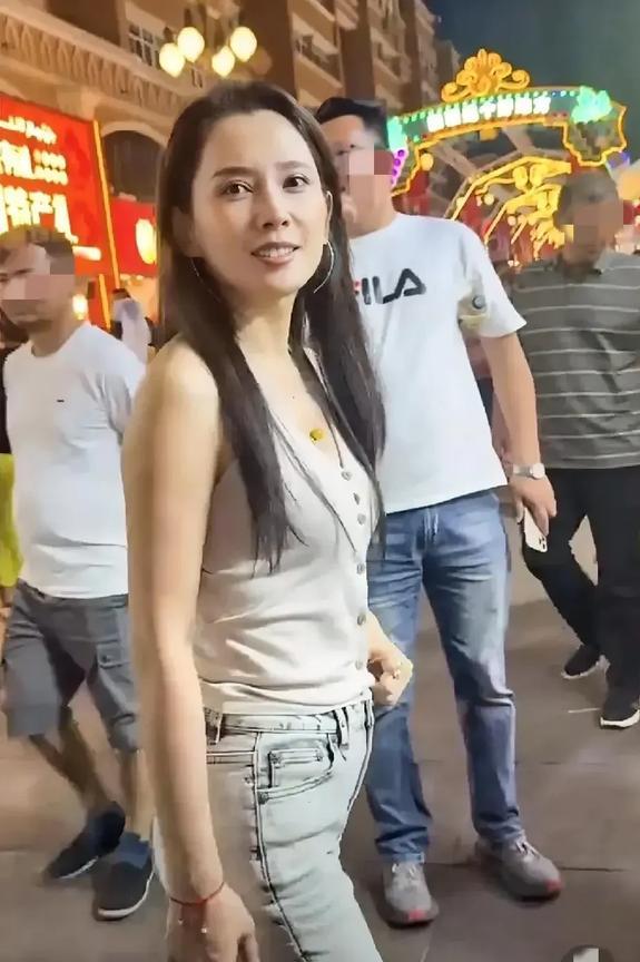 电视上看着美若天仙，真人其实很一般啊。不得不说，公众人物离开美颜滤镜，跟普通人