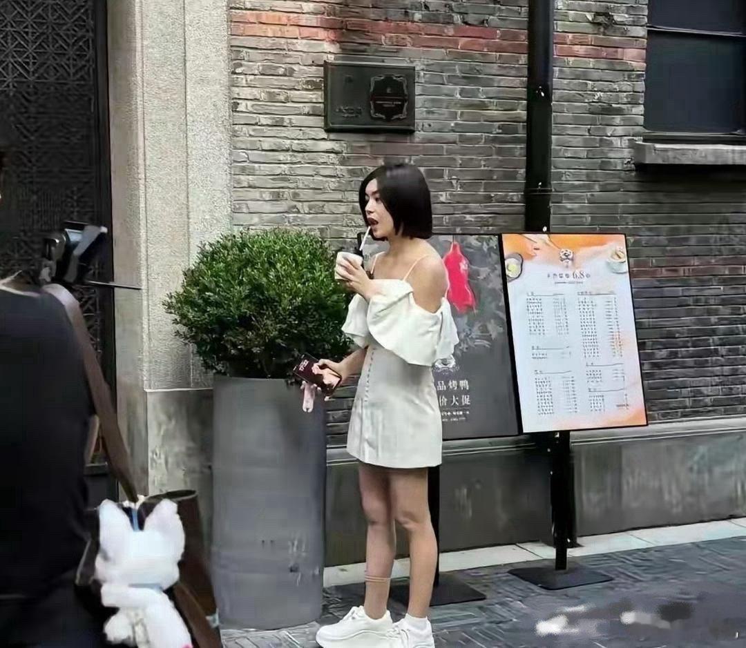 网友在上海滩偶遇陈妍希，原来现实中她长这样