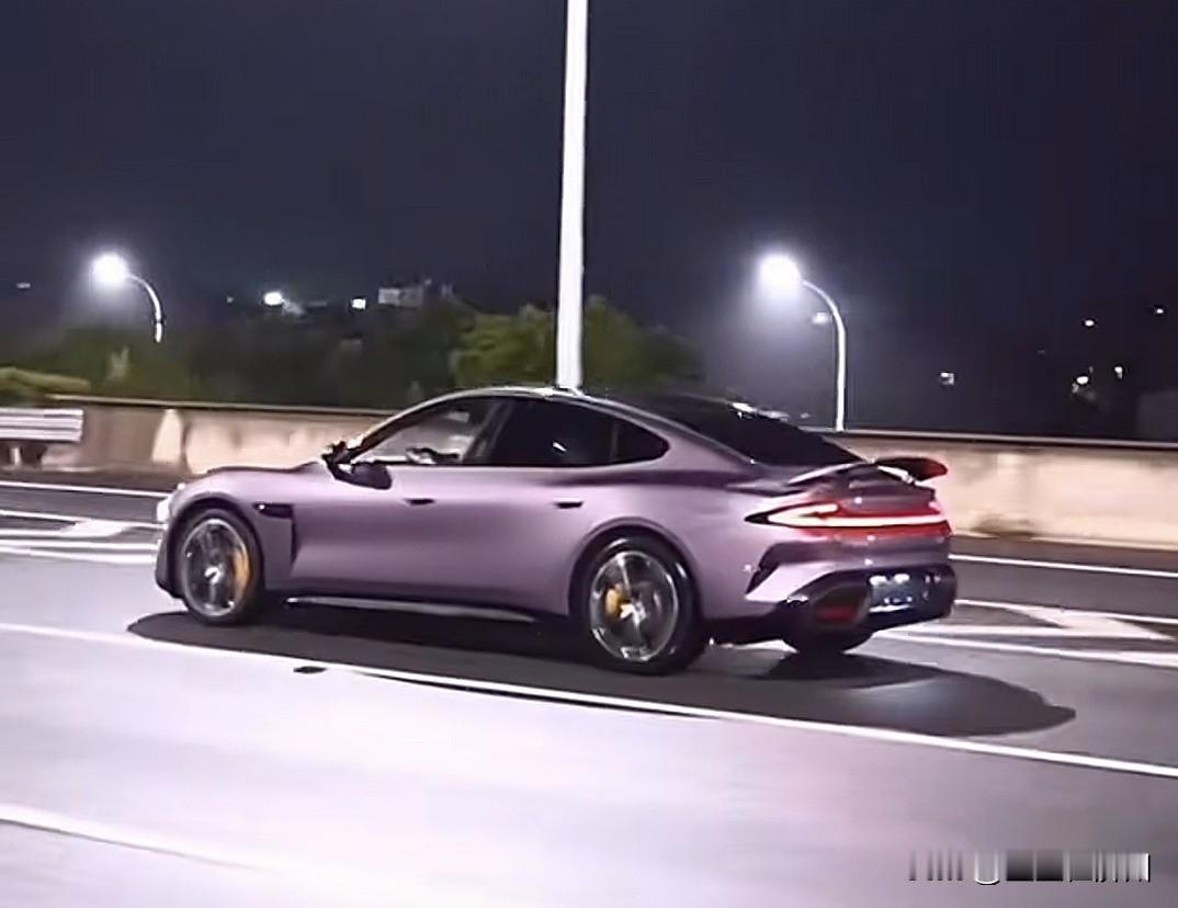 小米召回11.6万辆电车，官方说法是，进行辅助驾驶软件升级，但网友们对此非