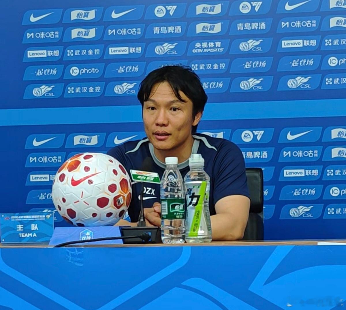 三镇2比2铁人赛后，三镇代理主帅邓卓翔：双方各踢了半场好球，上半场我们创造了很多