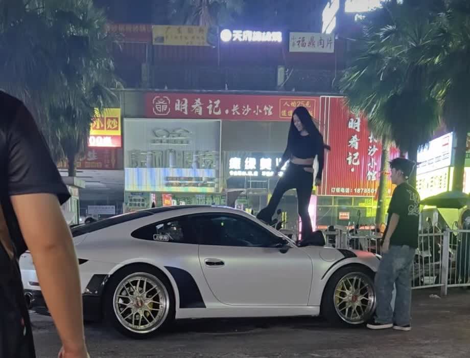 这下怕是很难收场了，8月31日，贵阳，一女子当街站在保时捷挡风玻璃践踏，一旁的男