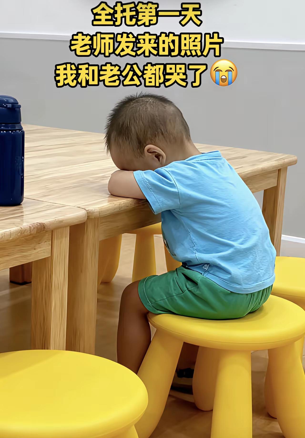 我们的爸爸妈妈不要我们了，孩子们哭声一片，这个孩子睡着了